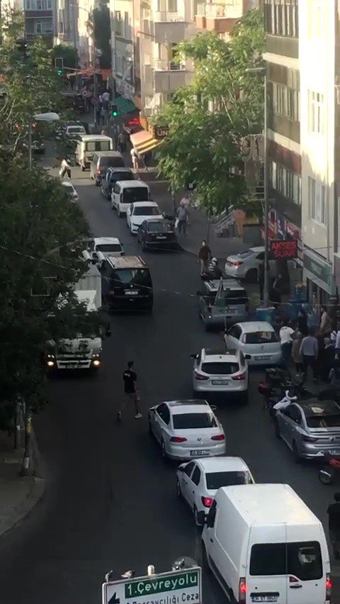 Kırmızı Işıkta Geçti, Öğrenciye Çarptı Bir De Çocuğu Dövdü