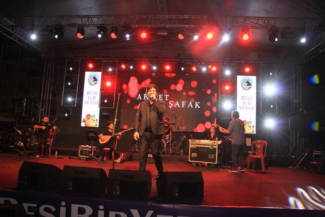 Ahmet Şafak Yeni Şarkısı "Bizden Olmaz"ı İlk Kez Kula’da Seslendirdi