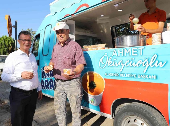 Başkan Öküzcüoğlu’ndan Üzüm Teslim Kuyruğundaki Üreticilere Çorba İkramı