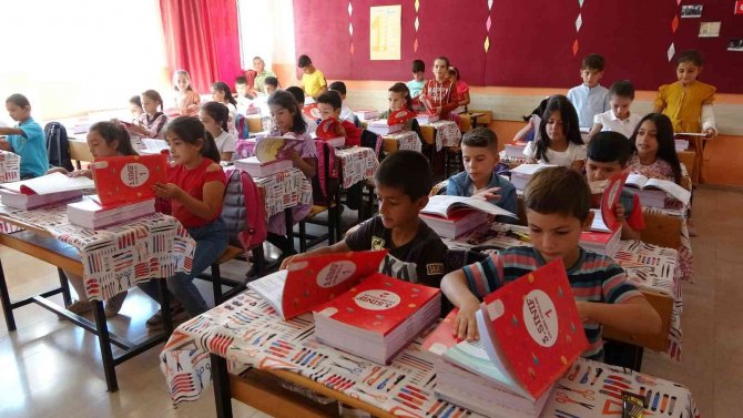 Muş’ta Öğrencilere Ücretsiz Yardımcı Kaynak Kitap Dağıtıldı