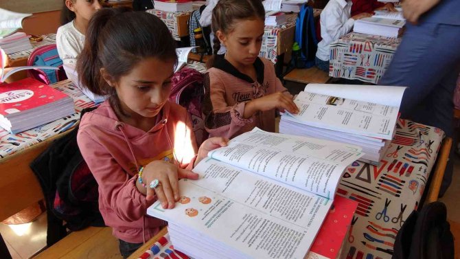 Muş’ta Öğrencilere Ücretsiz Yardımcı Kaynak Kitap Dağıtıldı
