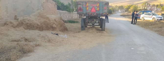 Sepetli Motosiklet Römorka Çarptı: 2 Yaralı