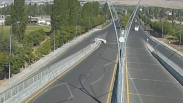 Kazada Aracın Üstünde Kalan Kadın 20 Metre Sürüklendi