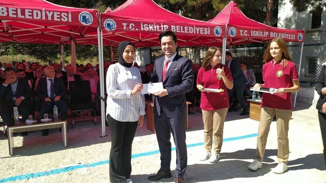 56 Yıldır Süren Gelenek: Bu Okulda Başarılı Öğrenciler Parayla Ödüllendiriliyor