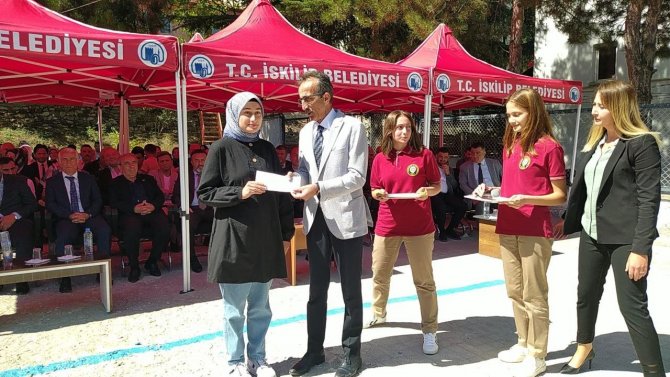 56 Yıldır Süren Gelenek: Bu Okulda Başarılı Öğrenciler Parayla Ödüllendiriliyor