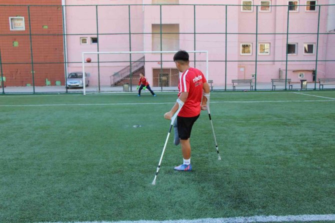 Kazada Ayağını Kaybeden Eren Bulut, Milli Forma Hayalinin Peşinden Koşuyor