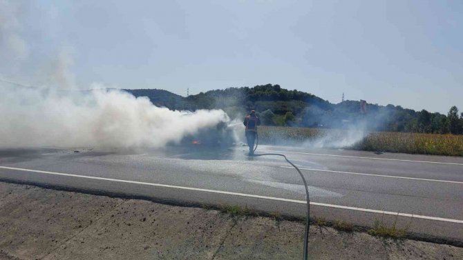 D-650’de Alevlere Teslim Olan Otomobilden Geriye Demir Yığını Kaldı
