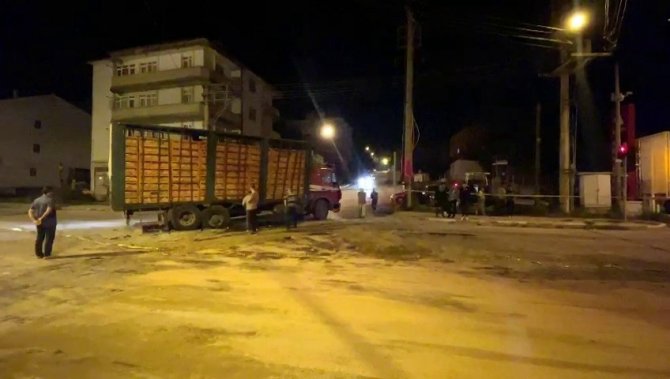 Otomobil, Kamyona Ok Gibi Saplandı: 1 Ölü, 1 Yaralı