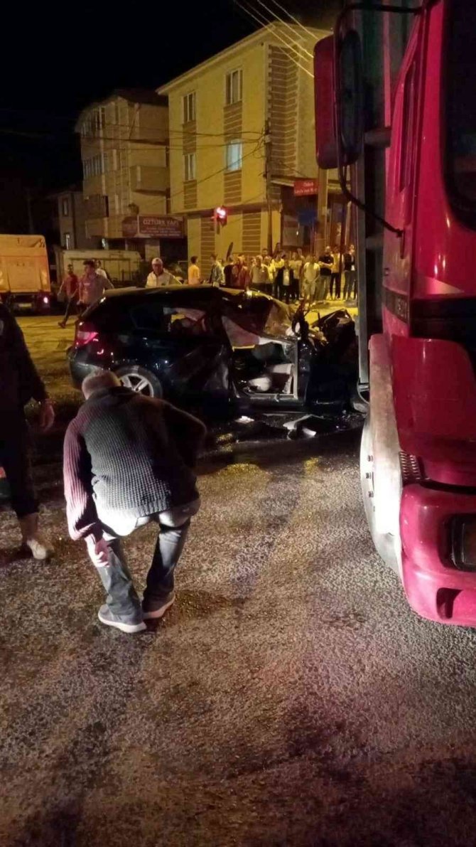 Otomobil, Kamyona Ok Gibi Saplandı: 1 Ölü, 1 Yaralı