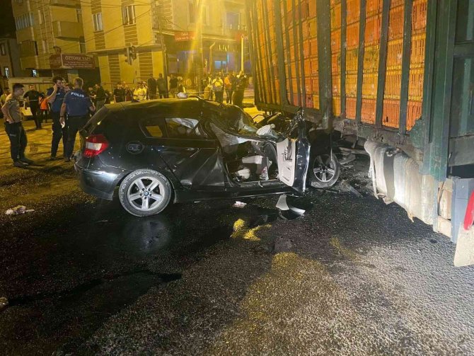 Otomobil, Kamyona Ok Gibi Saplandı: 1 Ölü, 1 Yaralı