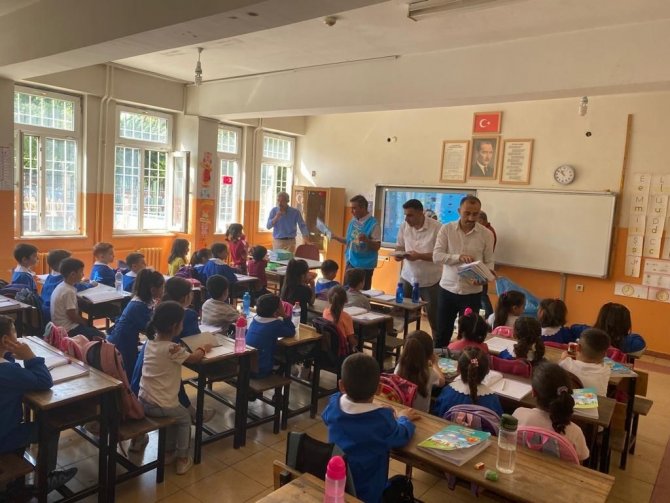 Siirt Belediyesi’nden, 2 Bin 500 Öğrenciye Eğitim Seti Hediyesi