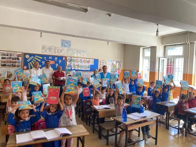 Siirt Belediyesi’nden, 2 Bin 500 Öğrenciye Eğitim Seti Hediyesi