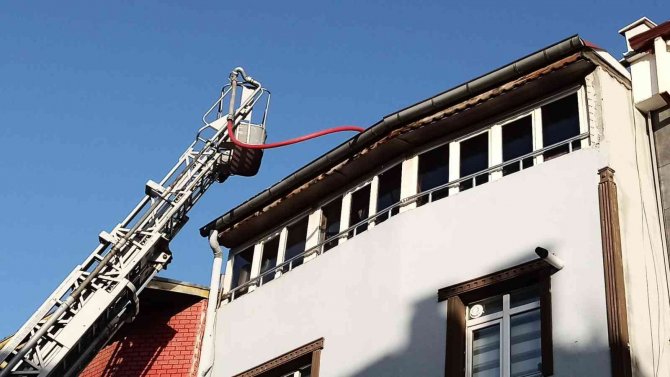 Çatı Katında Çıkan Yangın Korkuttu