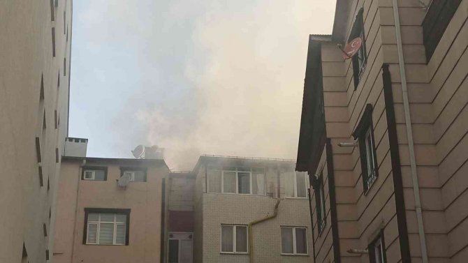 Çatı Katında Çıkan Yangın Korkuttu