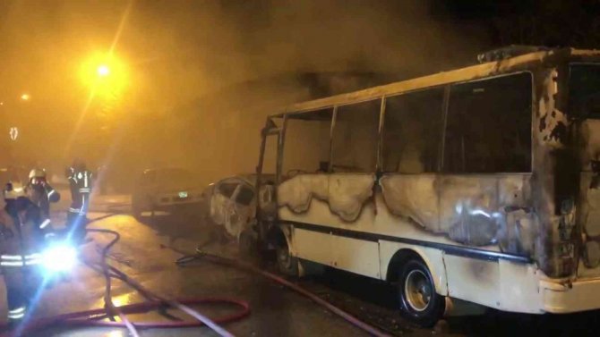 Çekmeköy’de İki Araç Alev Alev Yandı