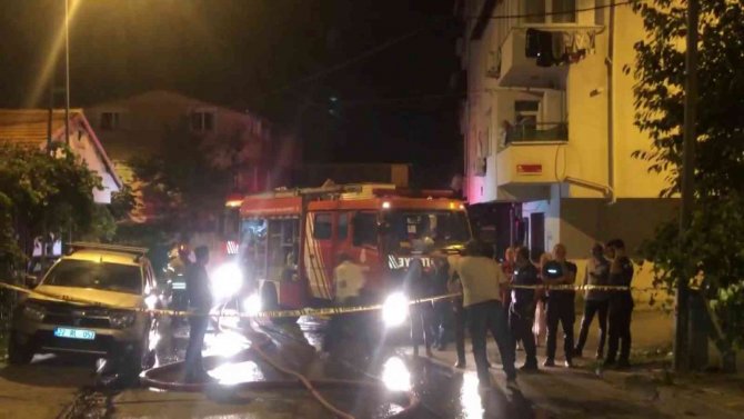 Çekmeköy’de İki Araç Alev Alev Yandı