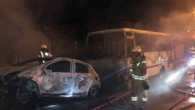 Çekmeköy’de İki Araç Alev Alev Yandı