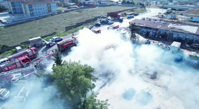 Sultanbeyli’de Depo Yangını: Komşular Birbirine Girdi