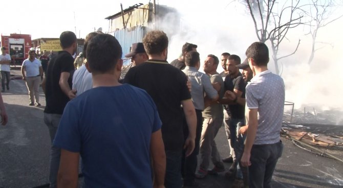 Sultanbeyli’de Depo Yangını: Komşular Birbirine Girdi