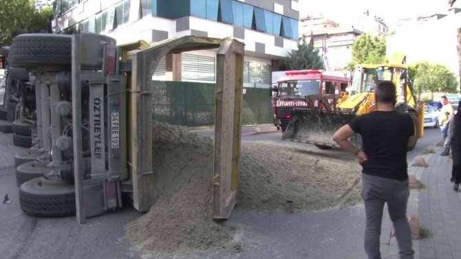 Üsküdar’da Hafriyat Yüklü Tır Devrildi: 3 Araç Hasar Gördü