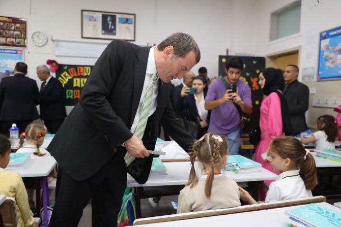 Zeytinburnu’nda 17 Bin İlkokul Öğrencisine Kırtasiye Desteği