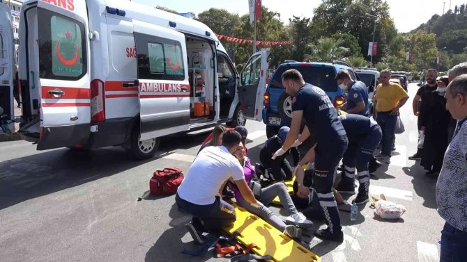 Park Ederken Yayalara Çarptı: 2 Yaralı