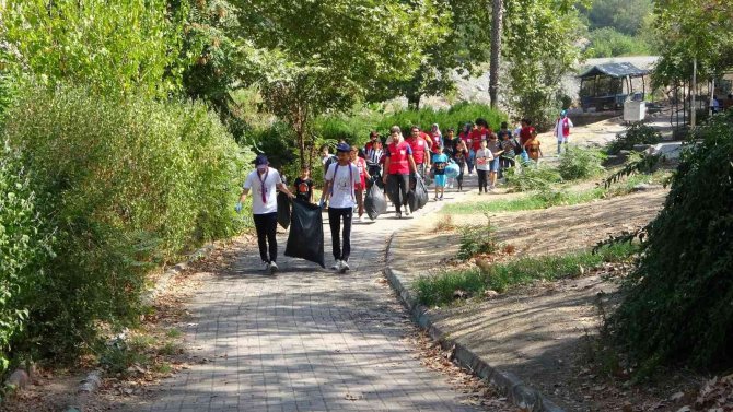 Dünya Temizlik Gününde Mesire Alanında Çöp Topladılar