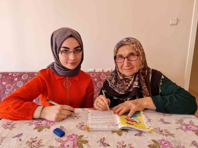 72 Yaşında Ki Ayşe Ninenin Okuma Azmi Herkese Örnek