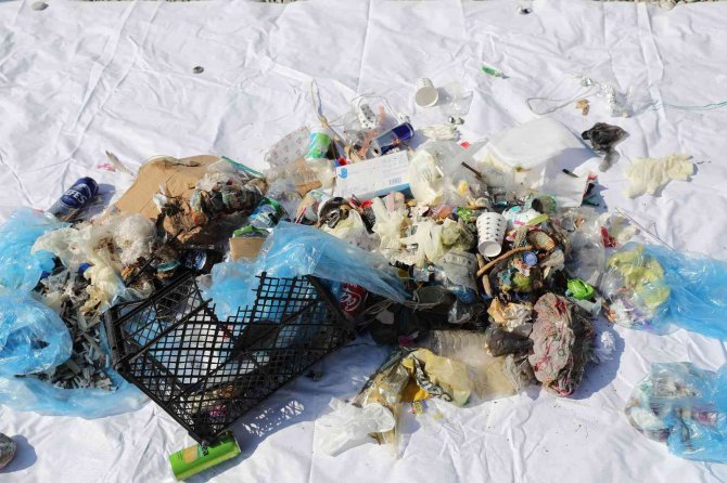 Dünya Temizlik Günü’nde Konyaaltı Sahili Temizlendi