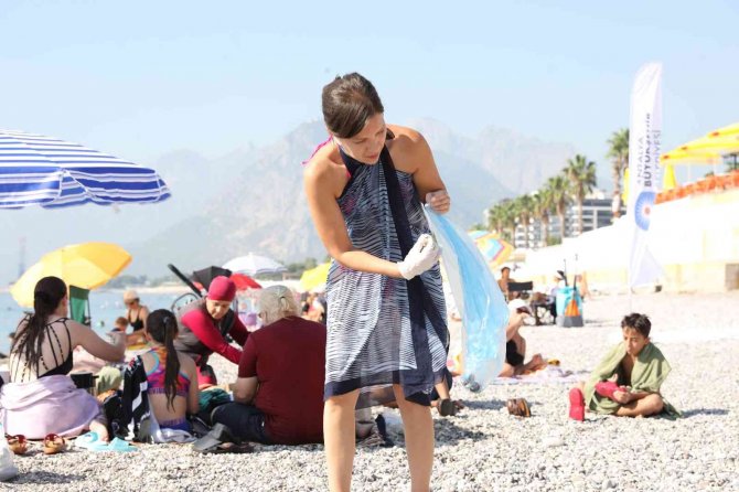 Dünya Temizlik Günü’nde Konyaaltı Sahili Temizlendi