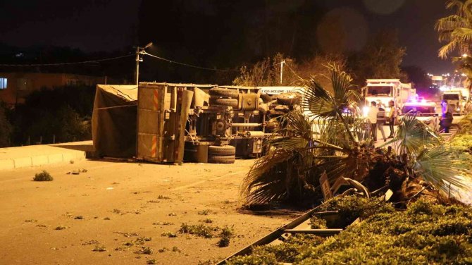 Denizli’de Kargo Kamyoneti Devrildi: 1 Ölü