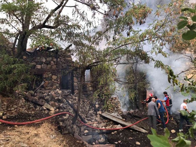 Artvin’de 4 Katlı Tarihi Binada Çıkan Yangın Korkuttu