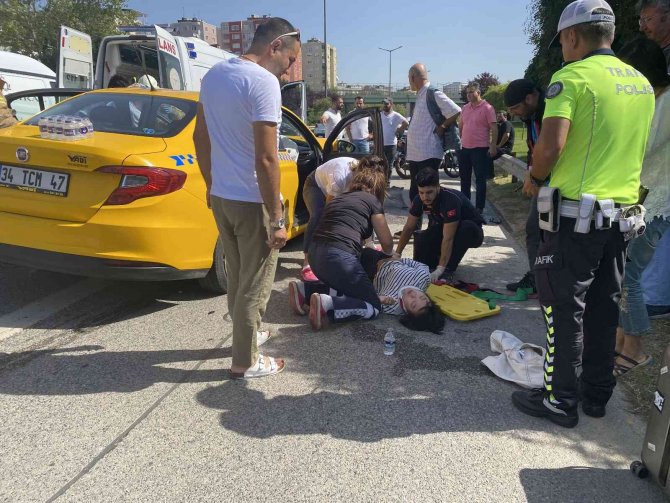 Ataşehir’de Çinli Turistleri Taşıyan Taksi Kaza Yaptı: 2 Yaralı