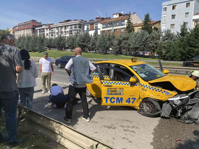 Ataşehir’de Çinli Turistleri Taşıyan Taksi Kaza Yaptı: 2 Yaralı