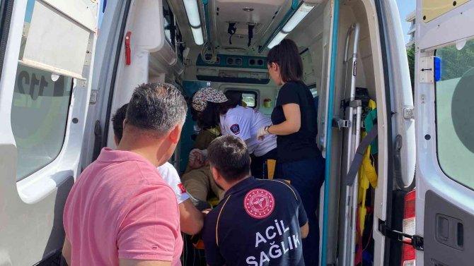 Ataşehir’de Çinli Turistleri Taşıyan Taksi Kaza Yaptı: 2 Yaralı