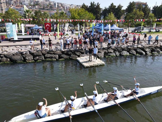 Başkan Sandal Kanoya Bindi, Kürek Çekti