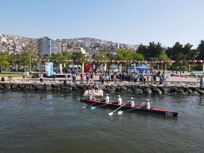 Başkan Sandal Kanoya Bindi, Kürek Çekti