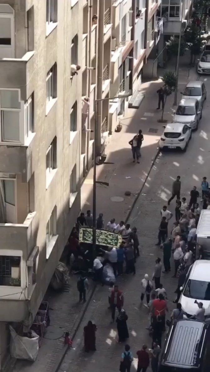İ̇stanbul’da Korku Dolu Anlar Kamerada: Battaniye Açarak Kadını Kurtarmaya Çalıştılar