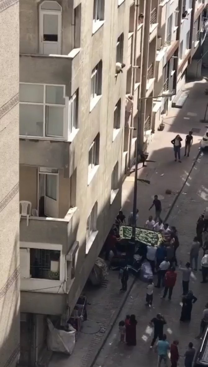 İ̇stanbul’da Korku Dolu Anlar Kamerada: Battaniye Açarak Kadını Kurtarmaya Çalıştılar