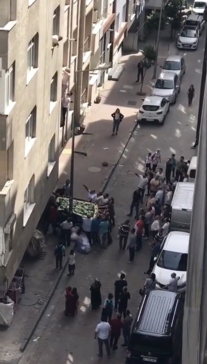 İ̇stanbul’da Korku Dolu Anlar Kamerada: Battaniye Açarak Kadını Kurtarmaya Çalıştılar