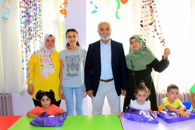 Başkan Kepez, Okula Yeni Başlayan Öğrencilere Hediye Verdi