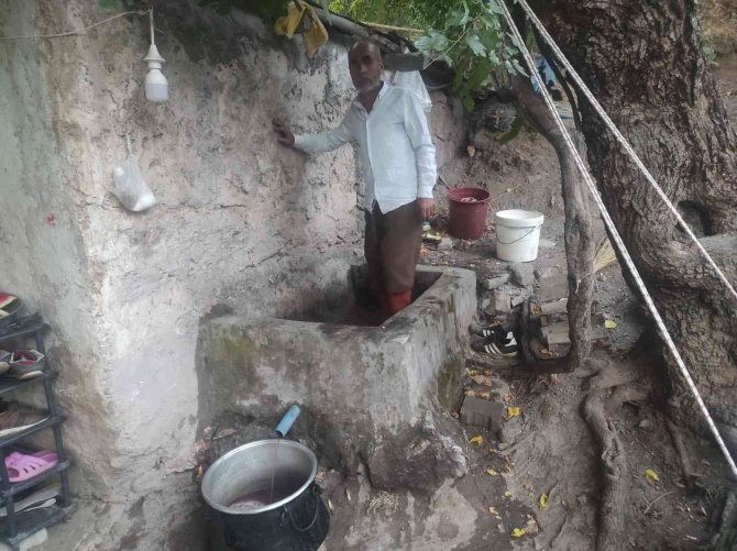 Batman’da Hasadı Başlayan Kara Üzüm İlkel Yöntemlerle Pekmeze Dönüştürülüyor