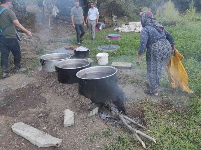Batman’da Hasadı Başlayan Kara Üzüm İlkel Yöntemlerle Pekmeze Dönüştürülüyor