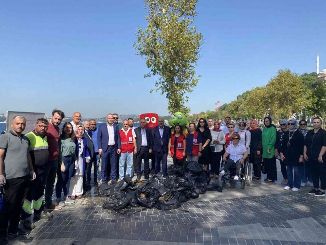 Beykoz Sahilinde Temizlik Yapıldı