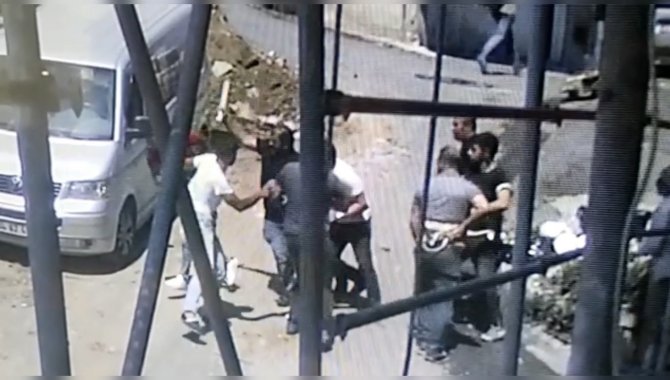 İ̇stanbul’da Ortalığın Karıştığı Silahlı Ve Sopalı Kavga Kamerada