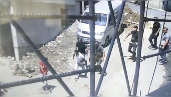 İ̇stanbul’da Ortalığın Karıştığı Silahlı Ve Sopalı Kavga Kamerada