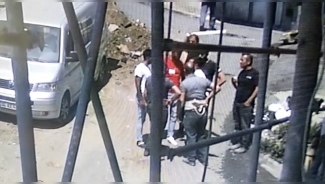 İ̇stanbul’da Ortalığın Karıştığı Silahlı Ve Sopalı Kavga Kamerada