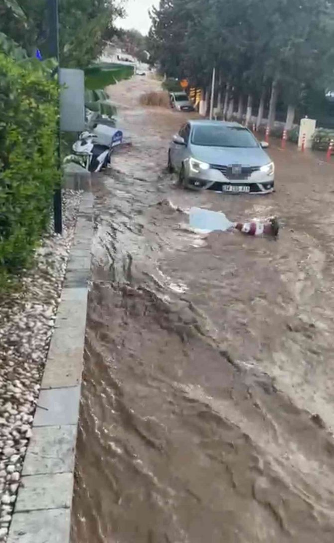 Su Hattı Patladı, Cadde Göle Döndü, Esnaf İsyan Etti