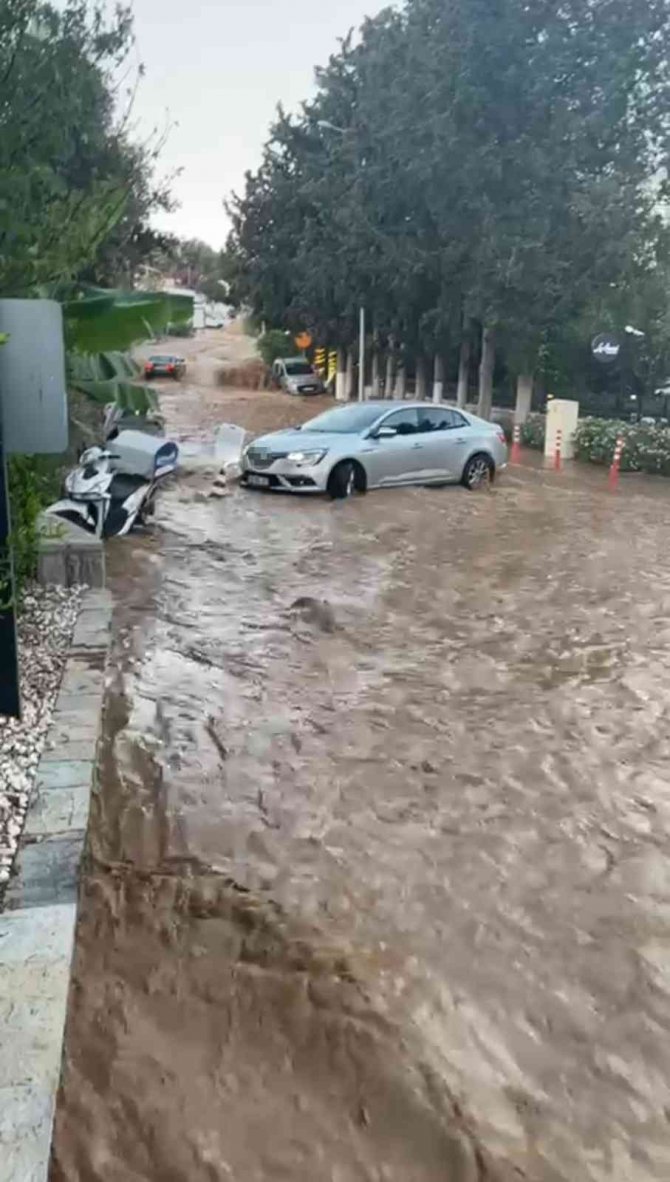 Su Hattı Patladı, Cadde Göle Döndü, Esnaf İsyan Etti