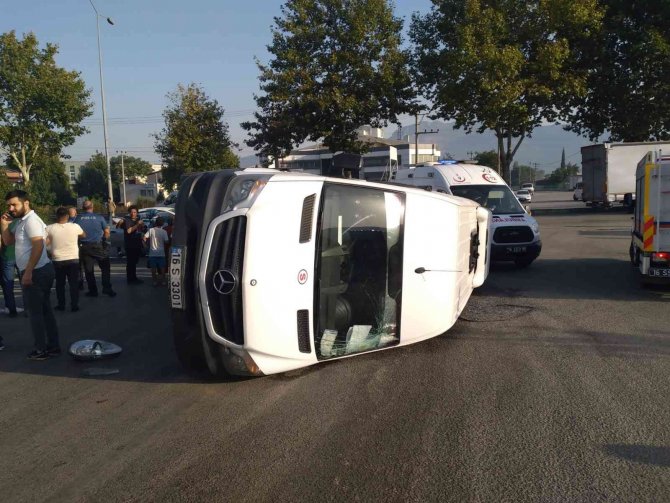 Bursa’da İşçi Servisi İle Otomobil Çarpıştı: 4 Yaralı